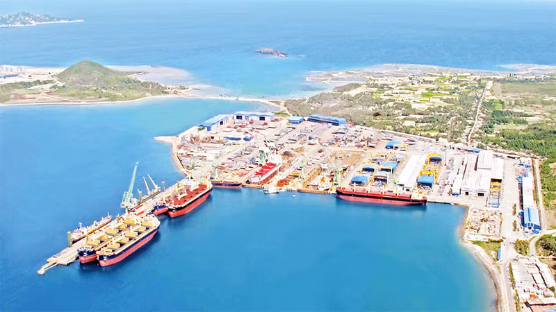 Một góc vịnh Vân Phong, nơi được quy hoạch là Khu Kinh tế tổng hợp đa ngành, đa lĩnh vực.