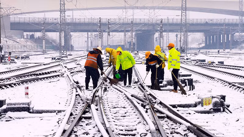 Dọn tuyết trên tuyến đường sắt ở tỉnh An Huy, phía đông Trung Quốc.