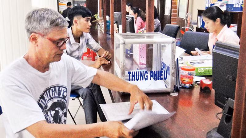 Người dân giải quyết thủ tục hành chính tại phường Tân Sơn Nhì, quận Tân Phú.