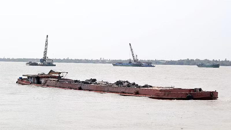 Khai thác mỏ cát ở ấp Thông Lưu, xã Thanh Bình, huyện Vũng Liêm, tỉnh Vĩnh Long.