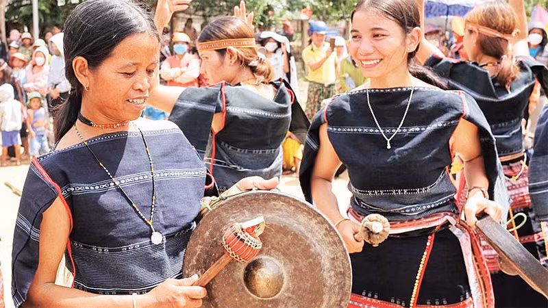 Sự tham gia của nữ giới đã mang đến sức sống mới cho cồng chiêng. (Ảnh HOÀNG NGỌC)