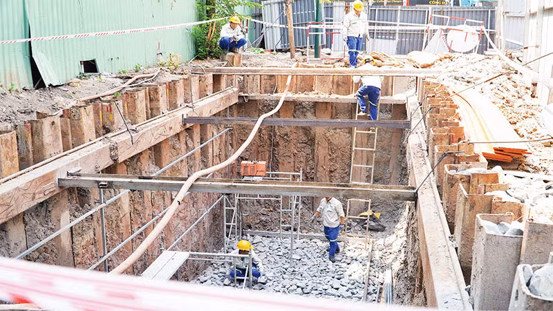 Thi công di dời hệ thống điện tại trạm điện Tao Đàn, thuộc nhà ga Tao Đàn, Quận 1 của tuyến Metro số 2 .