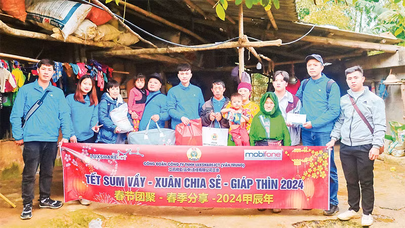 Công đoàn Công ty TNHH Luxshare ICT Vân Trung (Khu công nghiệp Vân Trung, huyện Việt Yên) trao quà Tết cho gia đình công nhân của công ty ở Hà Giang.