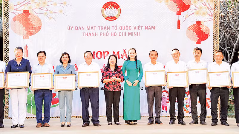 Ủy ban Mặt trận Tổ quốc Thành phố Hồ Chí Minh tặng Bằng khen cho các kiều bào có nhiều đóng góp cho sự phát triển của thành phố.