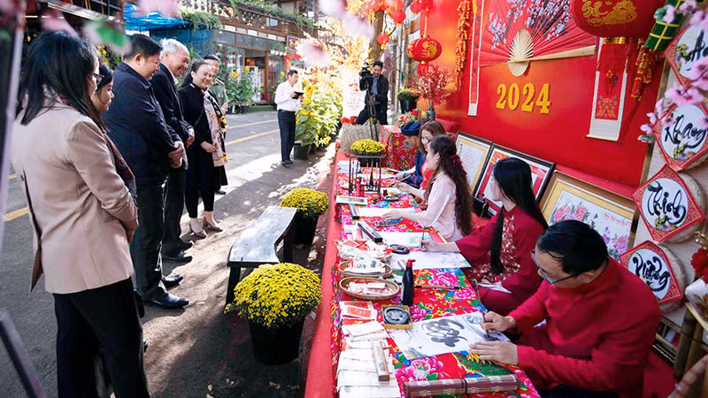 Một góc đường sách cà-phê Buôn Ma Thuột đón Tết Giáp Thìn 2024. (Ảnh HUY CHIẾN)