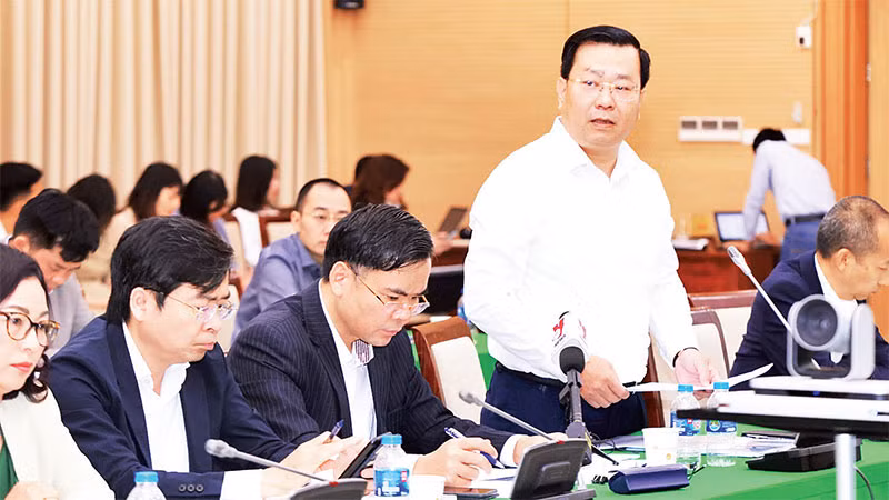 Giám đốc Sở Xây dựng Hà Nội Võ Nguyên Phong báo cáo tại Hội nghị triển khai Đề án đầu tư xây dựng ít nhất 1 triệu căn hộ nhà ở xã hội.