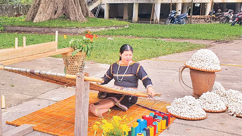 Phụ nữ dân tộc Ba Na bên khung dệt thổ cẩm truyền thống.