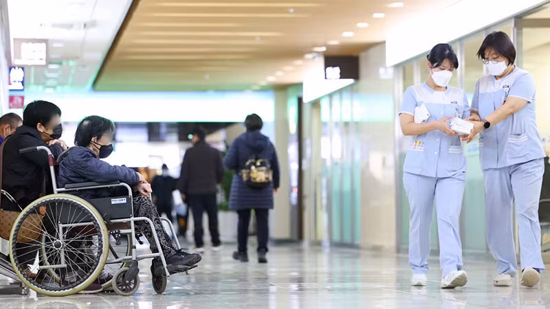 Bệnh nhân xếp hàng chờ khám và điều trị tại một bệnh viện ở Seoul.