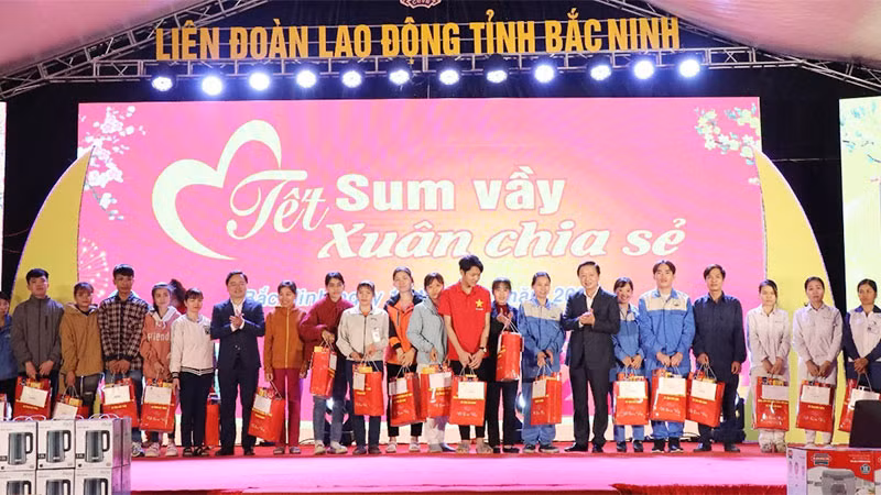 Các đồng chí lãnh đạo Trung ương và tỉnh trao những phần quà Tết tới người lao động có hoàn cảnh khó khăn.
