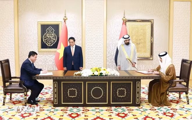 Thủ tướng Phạm Minh Chính và Phó Tổng thống, Thủ tướng UAE Sheikh Mohammed bin Rashid Al Maktoum chứng kiến ký kết Hiệp định Đối tác kinh tế toàn diện (CEPA) giữa Việt Nam và UAE. (Ảnh: Dương Giang/TTXVN)