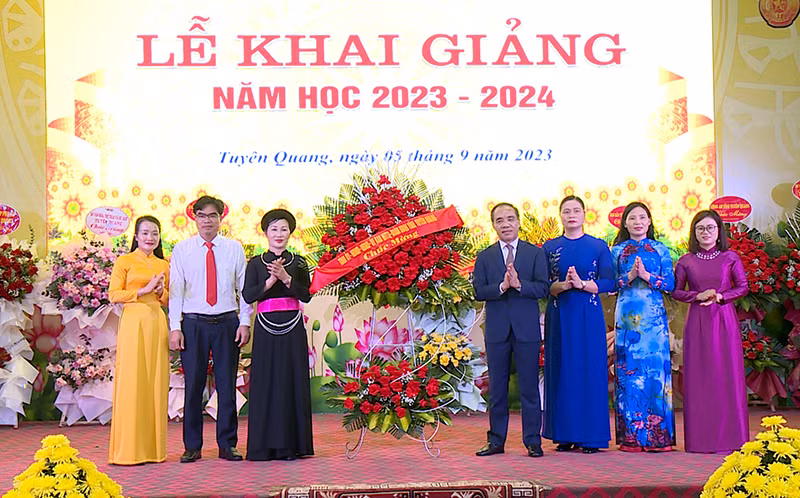 Đồng chí Chẩu Văn Lâm, Bí thư Tỉnh ủy Tuyên Quang tặng hoa chúc mừng thầy và trò Trường phổ thông dân tộc nội trú-trung học phổ thông tỉnh.