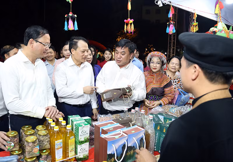 Đại biểu tham quan gian hàng tại Hội chợ.