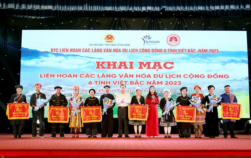 Ban tổ chức tặng hoa và cờ lưu niệm cho các đoàn tham dự liên hoan. 
