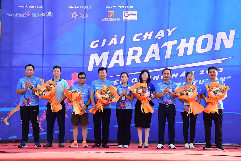 Ban tổ chức trao biểu trưng ủng hộ 50 triệu đồng cho Huyện đoàn Hàm Yên để thực hiện chương trình xóa nhà tạm, nhà dột nát cho hộ nghèo.