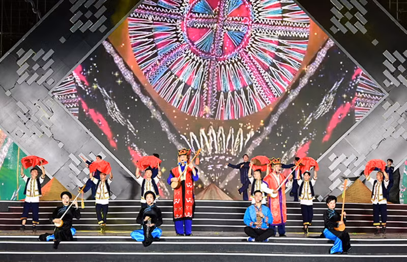 Tiết mục nghệ thuật mang đậm bản sắc dân tộc của đồng bào vùng Việt Bắc. Tiết mục nghệ thuật mang đậm bản sắc dân tộc của đồng bào vùng Việt Bắc.