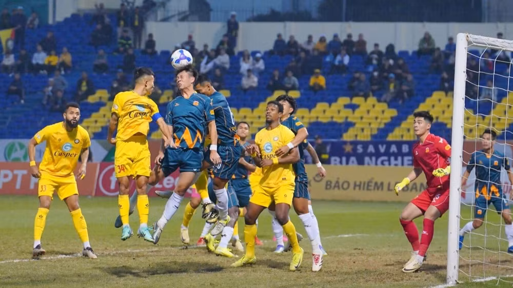 Pha tranh bóng tại trận đấu vòng 16, Đông Á Thanh Hóa (áo vàng) hòa Hoàng Anh Gia Lai 2-2. (Ảnh: VPF)