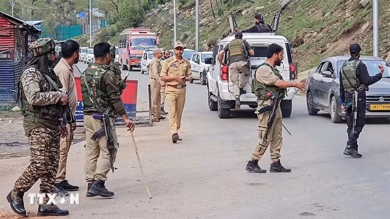 Lực lượng an ninh Ấn Độ được triển khai tại hiện trường vụ tấn công nhằm vào khách du lịch ở Pahalgam, Jammu và Kashmir, ngày 22/4/2025. (Ảnh: ANI/TTXVN)