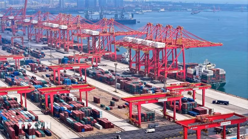 Quang cảnh cảng hàng hóa tại tỉnh Sơn Đông, Trung Quốc. (Ảnh: THX/TTXVN)