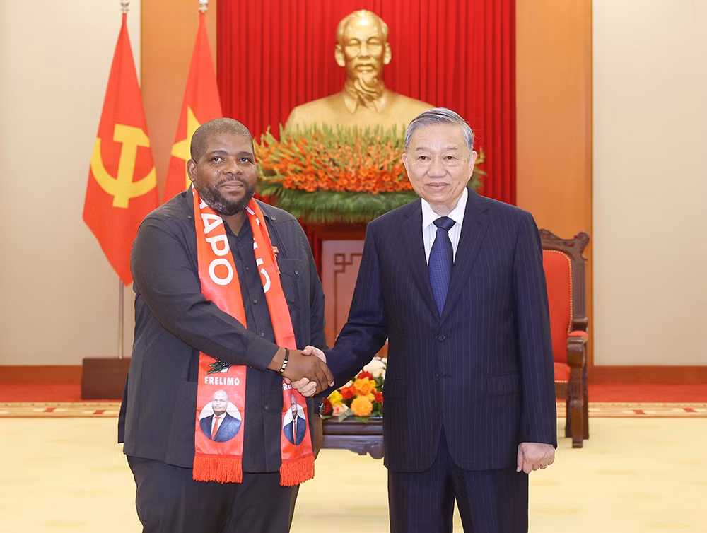 Tổng Bí thư Tô Lâm và Tổng Thư ký Đảng Mặt trận giải phóng Mozambique (FRELIMO) Chakil Felizardo Aboobacar. (Ảnh: TTXVN)