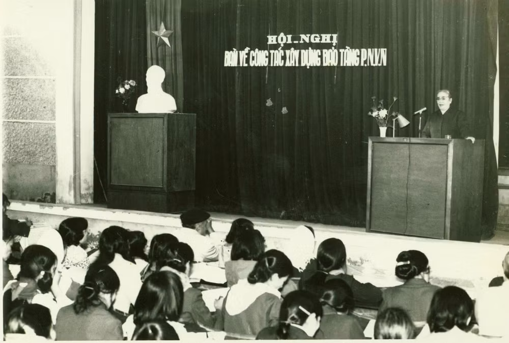 Bà Nguyễn Thị Định phát biểu chỉ đạo tại Hội nghị bàn về công tác xây dựng Bảo tàng Phụ nữ Việt Nam, Hà Nội, ngày 8-13/12/1986. (Ảnh tư liệu/Bảo tàng Phụ nữ Việt Nam)