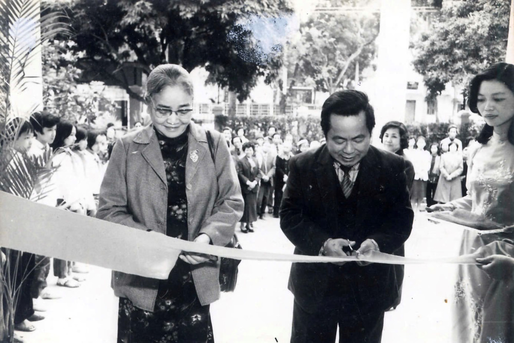 Phó Chủ tịch Hội đồng Bộ trưởng, Chủ tịch Hội Liên hiệp Phụ nữ Việt Nam Nguyễn Thị Định và Bộ trưởng Bộ Văn hóa-Thông tin Trần Văn Phác cắt băng khai mạc triển lãm “Chủ tịch Hồ Chí Minh với sự nghiệp giải phóng phụ nữ”, ngày 8/3/1990. (Ảnh tư liệu/Bảo tàng Phụ nữ Việt Nam) Phó Chủ tịch Hội đồng Bộ trưởng, Chủ tịch Hội Liên hiệp Phụ nữ Việt Nam Nguyễn Thị Định và Bộ trưởng Bộ Văn hóa-Thông tin Trần Văn Phác cắt băng khai mạc triển lãm “Chủ tịch Hồ Chí Minh với sự nghiệp giải phóng phụ nữ”, ngày 8/3/1990. (Ảnh tư liệu/Bảo tàng Phụ nữ Việt Nam)