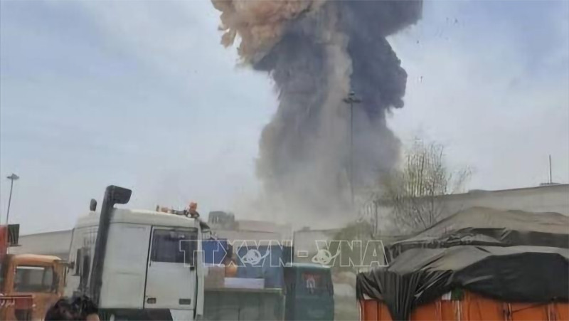 Khói bốc cao ngút sau vụ nổ tại khu cảng Shahid Rajaee ở thành phố Bandar Abbas, miền nam Iran, ngày 26/4/2025. (Ảnh: IRNA/TTXVN)