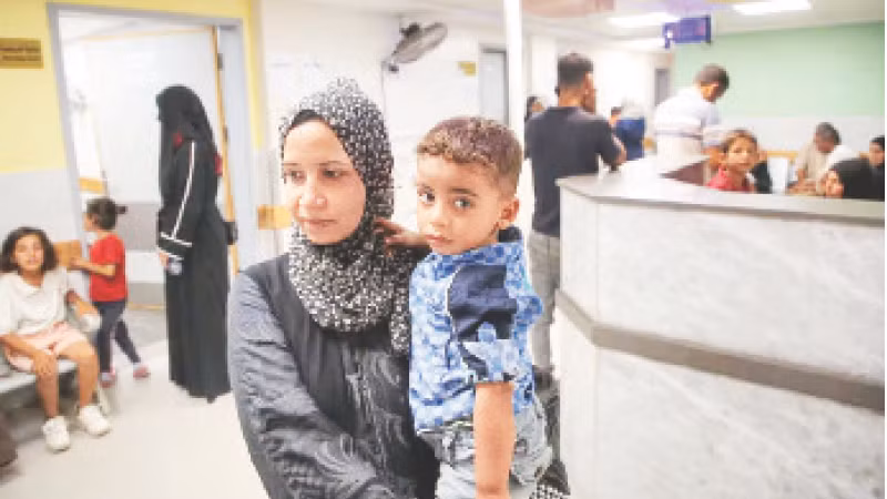 Hàng trăm nghìn trẻ em tại Gaza được tiêm vắc-xin phòng bệnh bại liệt. (Ảnh REUTERS)