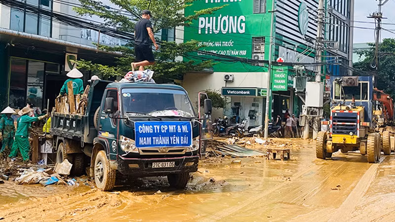 Công nhân Công ty cổ phần Môi trường và Năng lượng Yên Bái tham gia dọn vệ sinh tại thành phố Yên Bái.