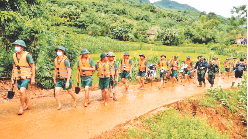  Các lực lượng vào khu vực tìm kiếm nạn nhân mất tích.