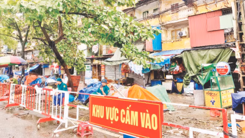 Khu chung cư A 7 Vạn Mỹ (Hải Phòng) bị nghiêng do ảnh hưởng của bão số 3, toàn bộ người dân phải di dời đến nơi tạm cư.