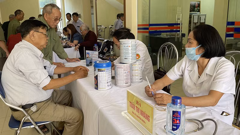 Thăm khám sức khỏe cho người cao tuổi ở thành phố Điện Biên Phủ, tỉnh Điện Biên. (Ảnh CHÍ TÂM)