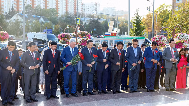 Chủ tịch Quốc hội Trần Thanh Mẫn dâng hoa tại Tượng đài Chủ tịch Hồ Chí Minh ở thủ đô Moskva, Nga. (Ảnh TTXVN)