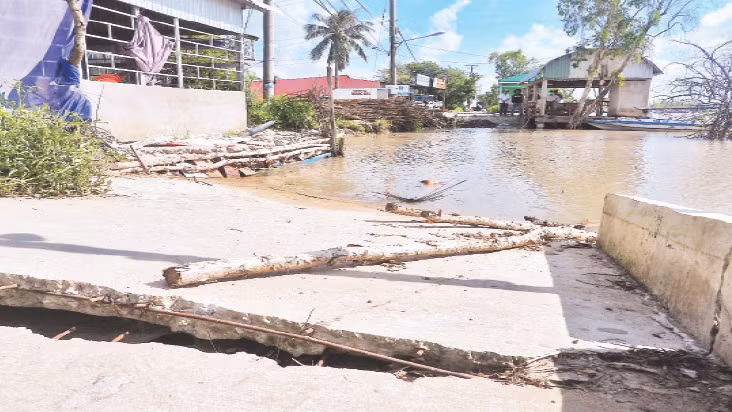  Một điểm sạt lở làm hư hỏng hơn 100m đường trên tuyến Dương Thị Cẩm Vân, thị trấn Đầm Dơi, huyện Đầm Dơi.