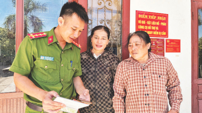 Hướng dẫn người dân tham gia nhóm “Zalo kết nối bình yên”.