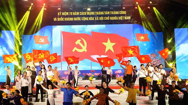 Chương trình nghệ thuật "Âm vang mùa thu" chào mừng Quốc khánh 2/9 diễn ra tại quận Ô Môn, thành phố Cần Thơ. (Ảnh THANH TÂM)