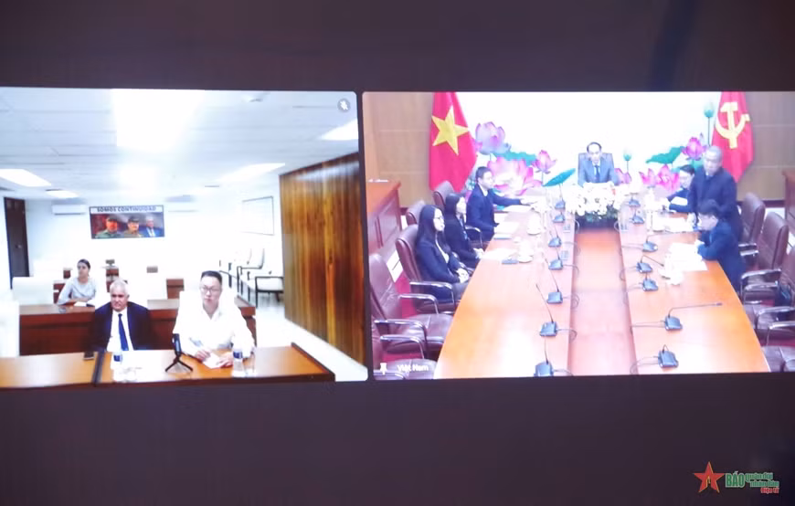 Trưởng ban Đối ngoại Trung ương Lê Hoài Trung hội đàm trực tuyến với Trưởng ban Đối ngoại Trung ương Đảng Cộng sản Cuba Emilio Lozada Garcia. Ảnh: qdnd.vn.