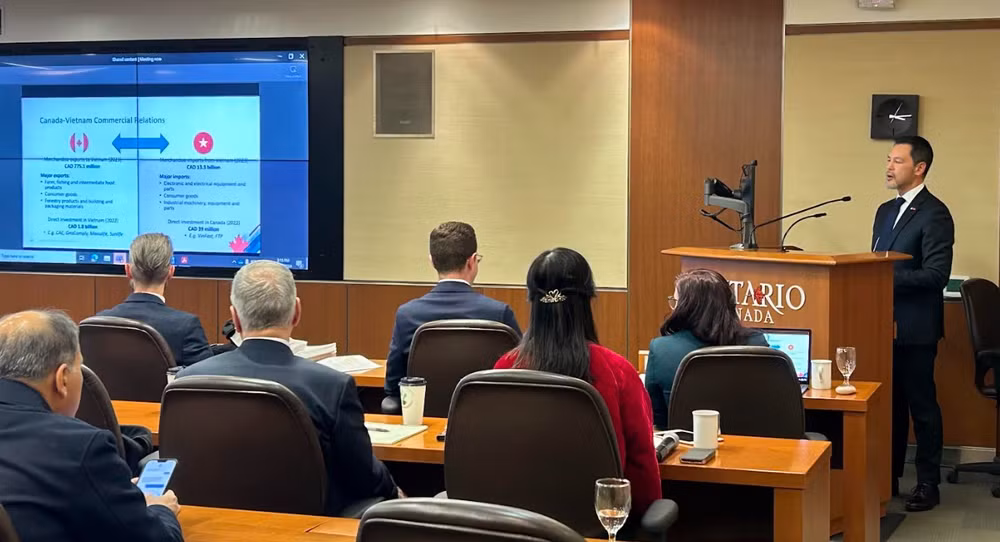 Diễn giả đại diện cho Bộ các vấn đề toàn cầu Canada thuyết trình về việc tối ưu hóa Chiến lược Ấn Độ Dương-Thái Bình Dương và mở rộng thị trường Việt Nam cho các doanh nghiệp Canada.