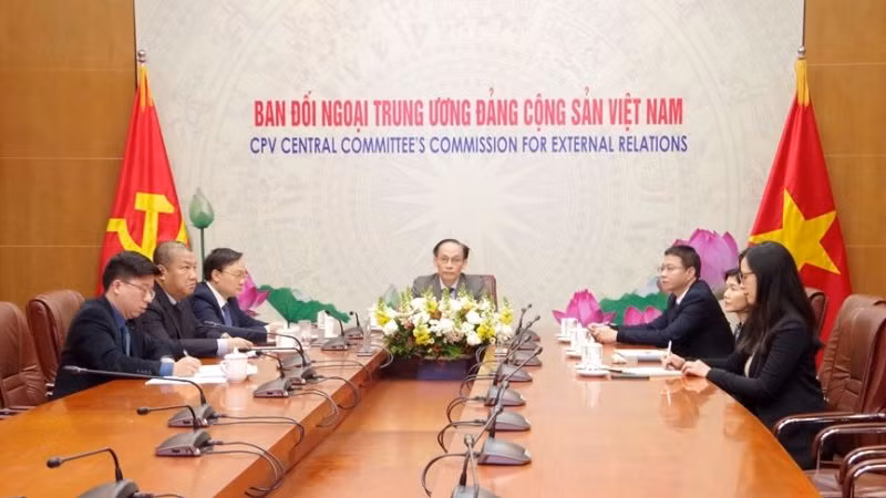 Trưởng ban Đối ngoại Trung ương Lê Hoài Trung và các đại biểu dự hội đàm trực tuyến với Trưởng ban Đối ngoại Trung ương Đảng Cộng sản Cuba. Ảnh: qdnd.vn.