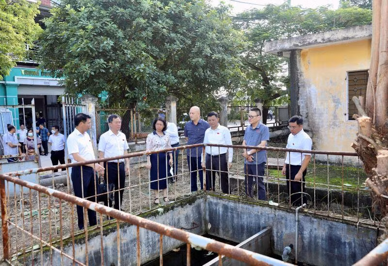 Đoàn khảo sát của Hội đồng nhân dân thành phố Hà Nội kiểm tra thực địa trạm xử lý nước thải tại Cụm công nghiệp làng nghề Tân Triều, huyện Thanh Trì.