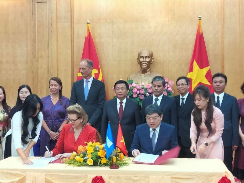 Quang cảnh lễ ký kết.
