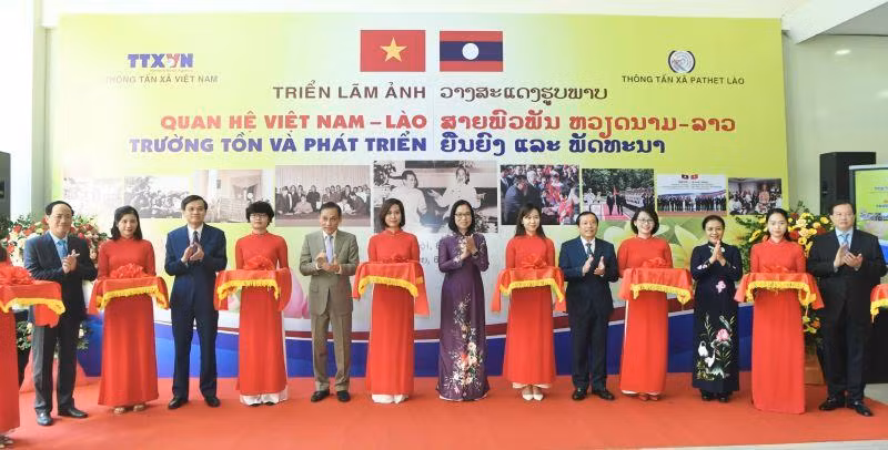 Các đại biểu cắt băng khai mạc triển lãm.