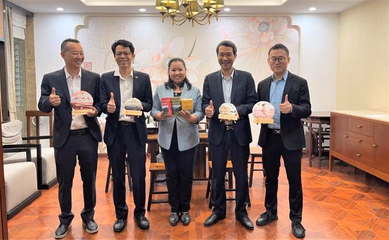 Tổng lãnh sự Việt Nam Nguyễn Trung Hiếu, Tổng Lãnh sự Lào Manila Sombandith, Tổng Lãnh sự Myanmar Thaw Tar Aung và Tổng Giám đốc Khu vực Tây Nam Tập đoàn Sunwah Hồng Kông (Trung Quốc) Wang Jin giới thiệu các sản phẩm chè cổ thụ nổi tiếng của mỗi nước.