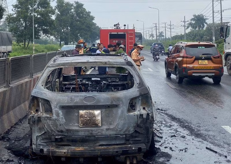 Xe ô-tô 7 chỗ bị cháy còn trơ khung sắt.