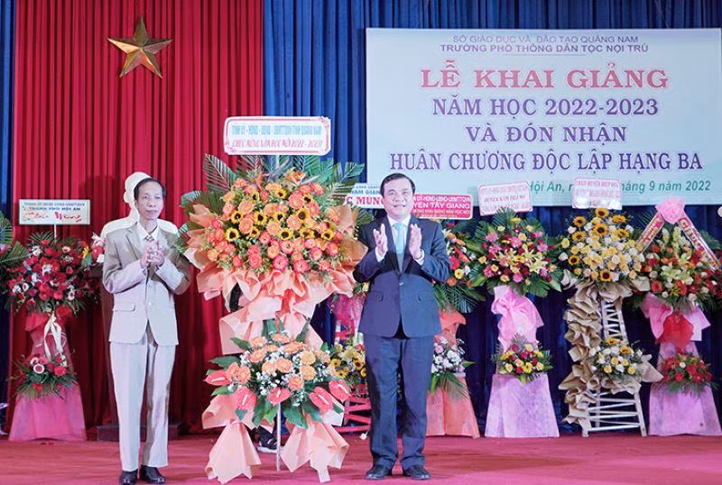 Bí thư Tỉnh ủy Phan Việt Cường tặng hoa chúc mừng giáo viên và học sinh Trường Trung học Phổ thông Dân tộc Nội trú tỉnh Quảng Nam.