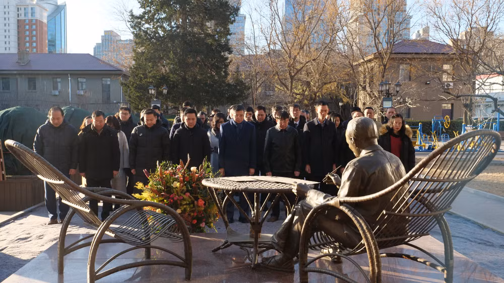 Các đại biểu dành một phút mặc niệm Chủ tịch Hồ Chí Minh. Các đại biểu dành một phút mặc niệm Chủ tịch Hồ Chí Minh.