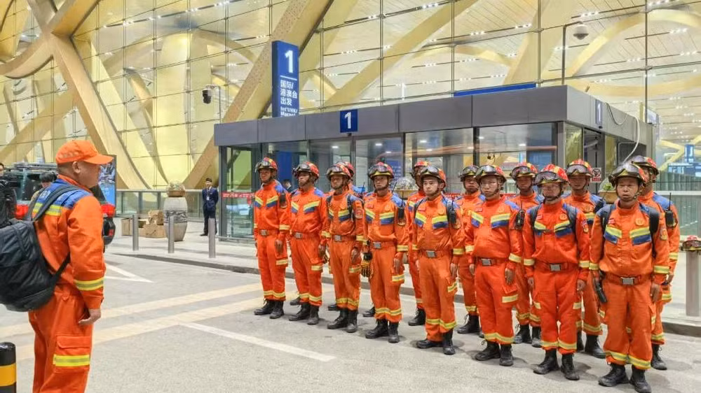 Lực lượng cứu hộ Trung Quốc tập kết tại sân bay, trước giờ khởi hành đến khu vực bị động đất. (Ảnh: Tân Hoa Xã)