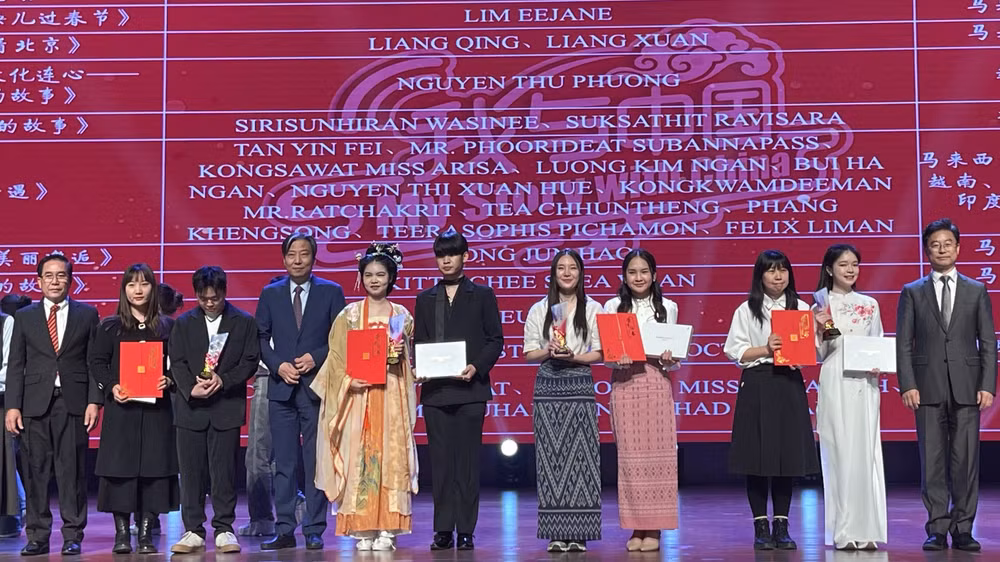 Du học sinh và sinh viên các nước Đông Nam Á được trao giải tại cuộc thi.