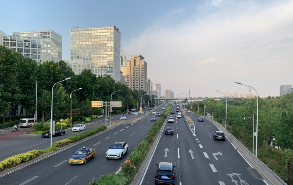 Ô-tô di chuyển trên đường phố Bắc Kinh. (Ảnh: HỮU HƯNG)
