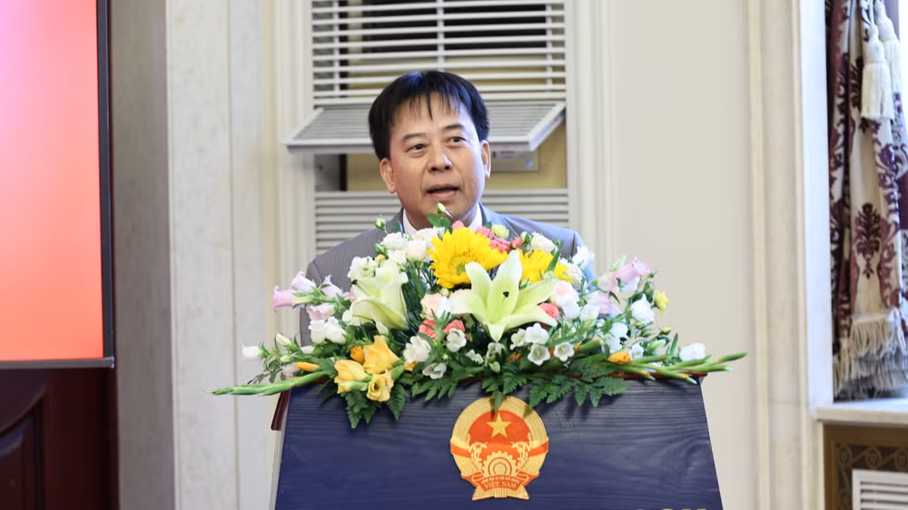 Đồng chí Nguyễn Duy Phóng, Phó Bí thư thường trực Đảng ủy, thay mặt Đoàn Chủ tịch trình bày Báo cáo tổng kết tình hình thực hiện Nghị quyết Đại hội Đảng bộ tại Trung Quốc nhiệm kỳ 2020-2025 và phương hướng, nhiệm vụ nhiệm kỳ 2025-2030.