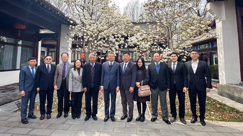 Lãnh đạo và cán bộ Đại sứ quán Việt Nam tại Trung Quốc và Học hội Charhar (Trung Quốc) trong chương trình làm việc.